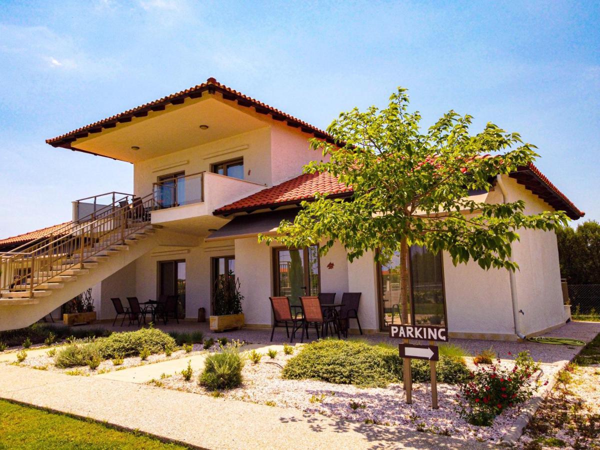 Varkes Suites 2 Nea Moudania Exterior photo